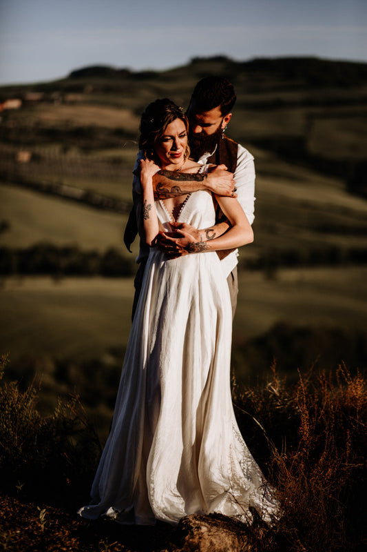 bride and groom embracing in Tuscany