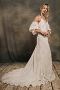 Load image into Gallery viewer, mermaid wedding dress with detachable sleeves 
